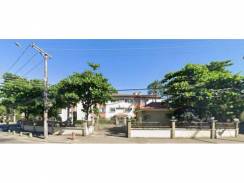 Jacarepaguá/Anil. Rua Tenente Coronel Muniz Aragão, número 800, bloco 12 apartamento 303.  Apartamento com 56 m2 e vaga no parqueamento. Condominio Village das Amendoeiras.  Divide-se em sala e três quartos cozinha banheiro e área.  Condomínio com piscina